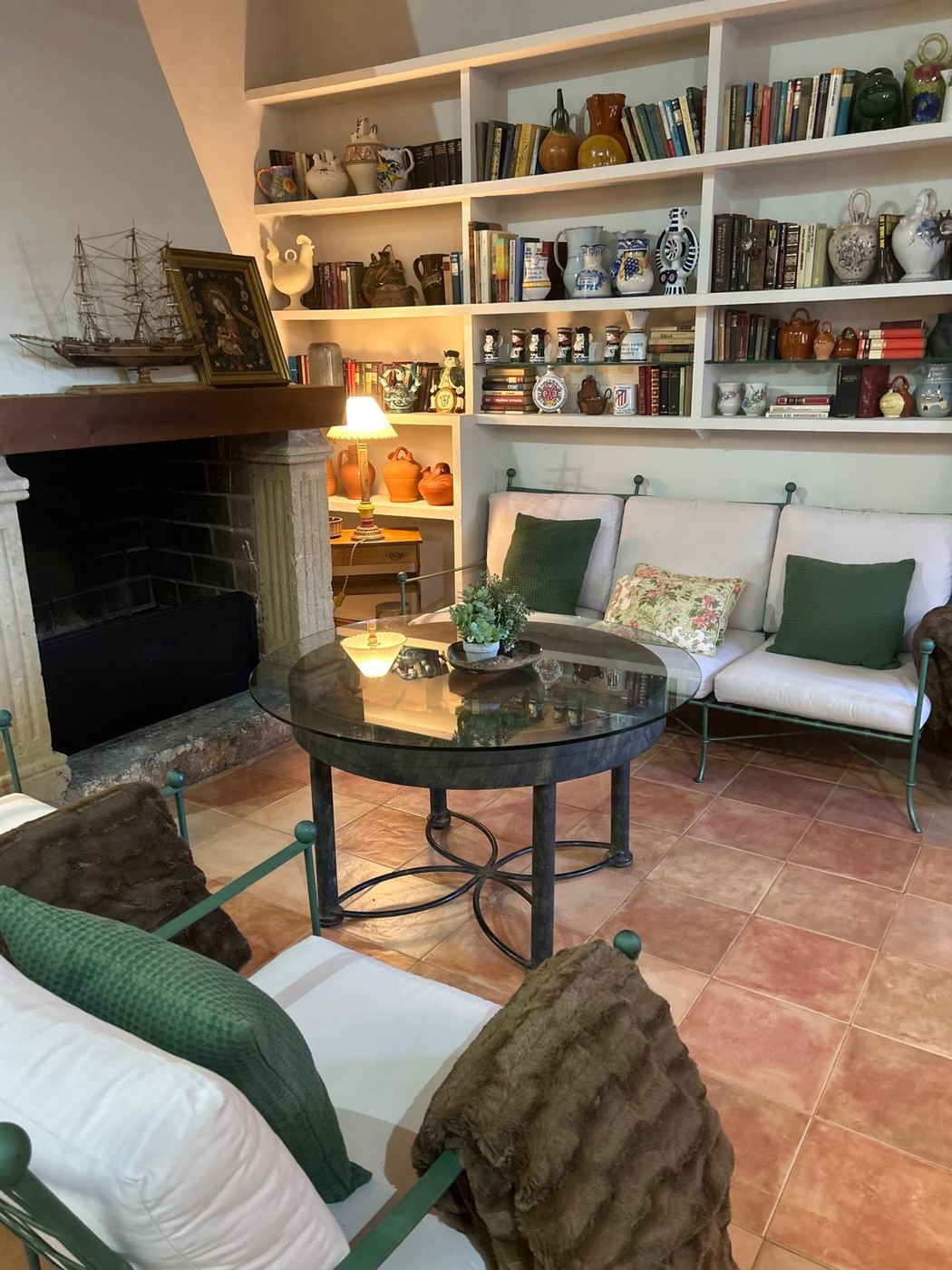 Salón con chimenea de La Huerta de Don Fernando