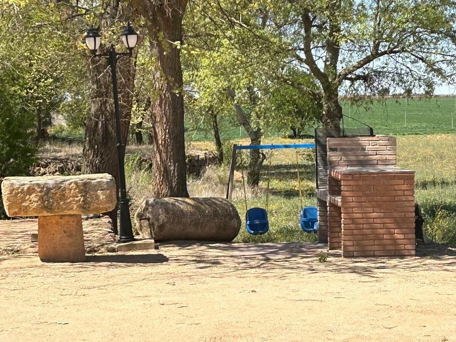 Zona de barbacoa y juegos al aire libre
